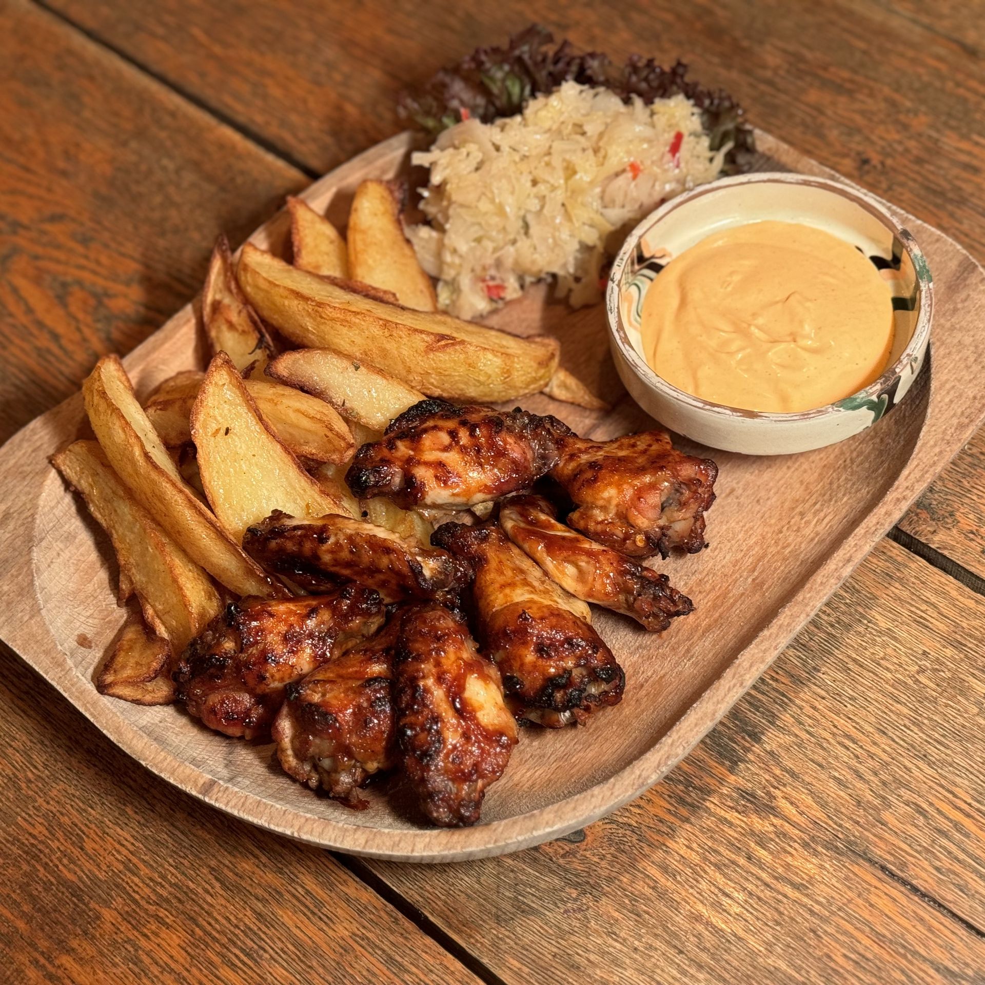 Chicken wings, potatoes, garlic sauce - 550 g