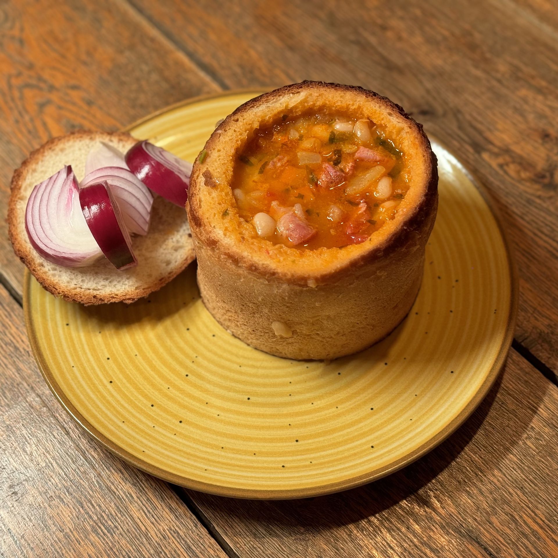 Beans soup w. smoked ham in bread, red onion - 400/250g