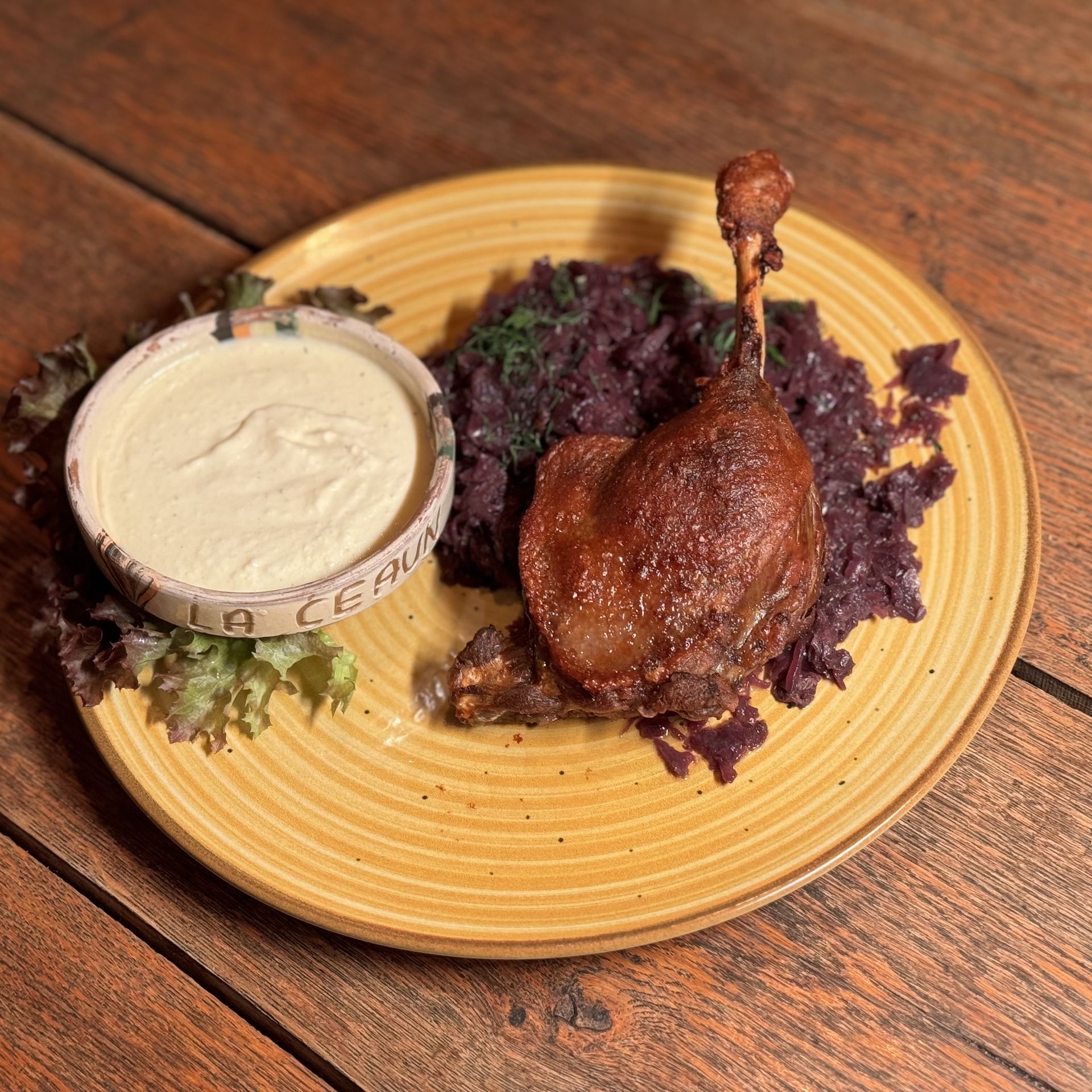 Duck leg on red cabbage and horseradish sauce- 450 g